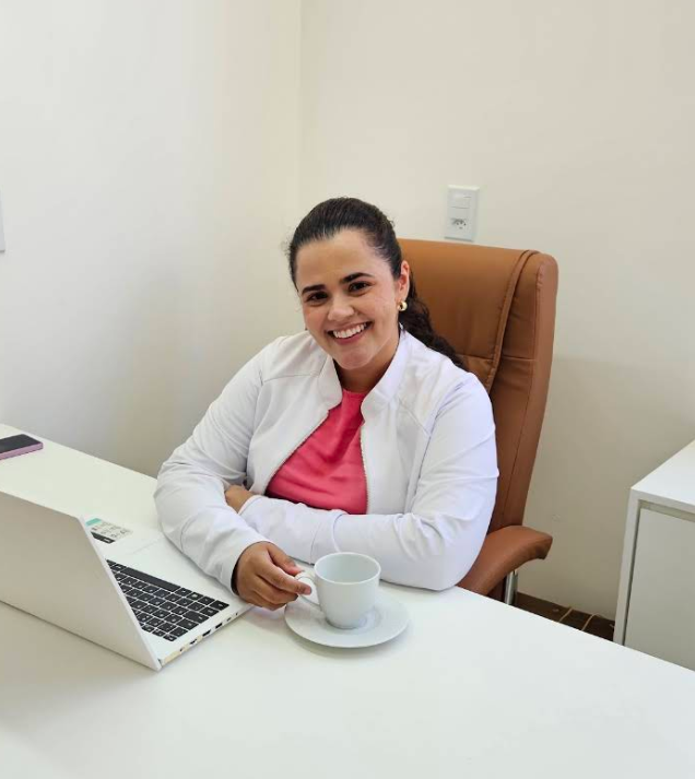 Dra. Renata Almeida Duarte sorrindo em seu consultório